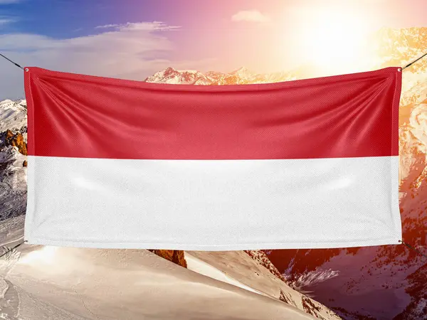 Indonesiens Nationalflagge Stoff Weht Auf Schönen Berg Hintergrund — Stockfoto