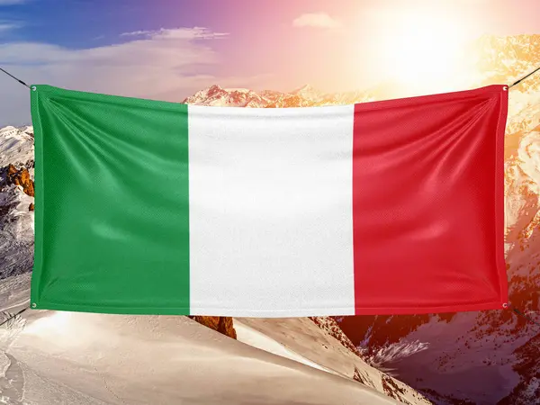 Italien Nationalflagge Stoff Weht Auf Schönen Berg Hintergrund — Stockfoto