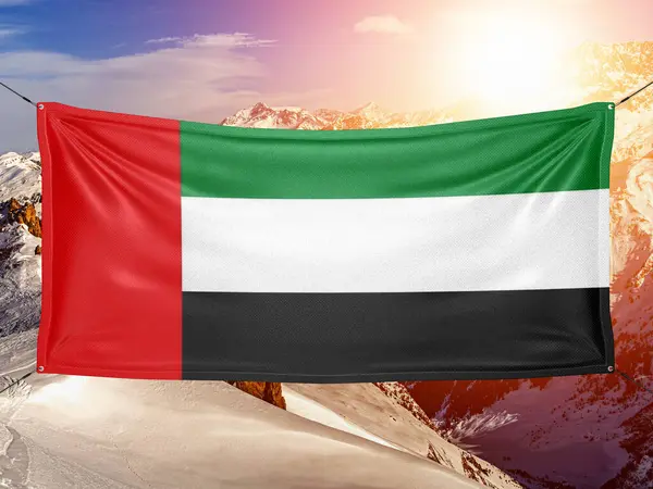 Ткань Национального Флага Объединенных Арабских Эмиратов Размахивающая Красивом Горном Фоне — стоковое фото