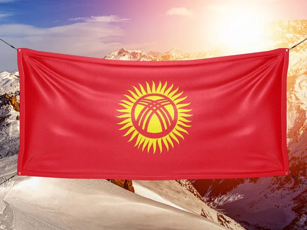 Κιργιστάν Εθνική Σημαία Ύφασμα Κυματίζει Στο Όμορφο Φόντο Του Βουνού — Φωτογραφία Αρχείου