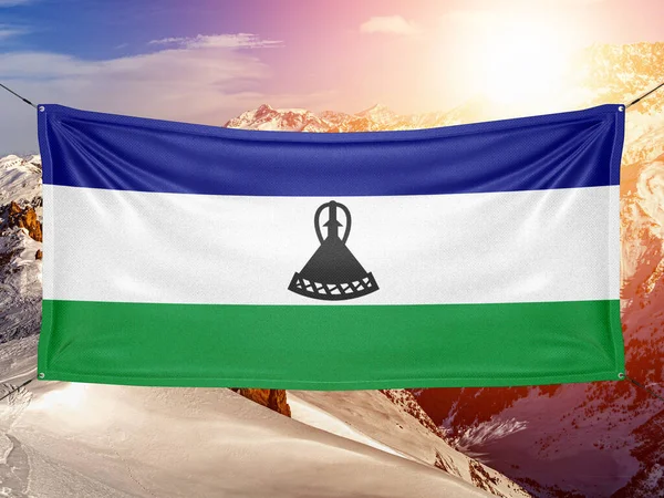 Lesotho Národní Vlajkové Tkaniny Vlnění Krásném Horském Pozadí — Stock fotografie
