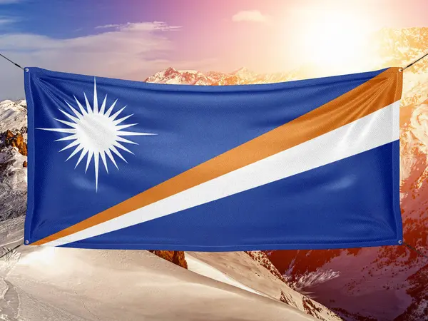 Marshall Eilanden Nationale Vlag Doek Zwaaien Mooie Berg Achtergrond — Stockfoto