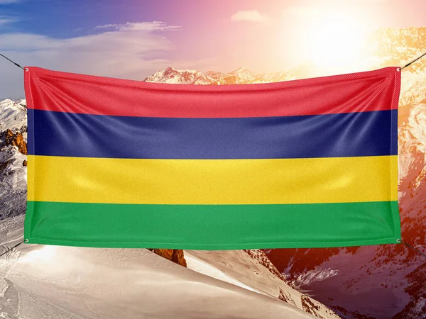 Μαυρίκιος Εθνική Σημαία Ύφασμα Κυματίζει Στο Όμορφο Φόντο Του Βουνού — Φωτογραφία Αρχείου
