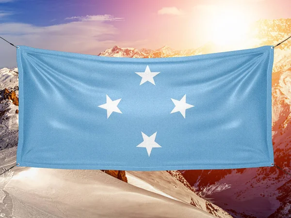 密克罗尼西亚联邦密克罗尼西亚国旗布织物在美丽的山地背景下飘扬 — 图库照片