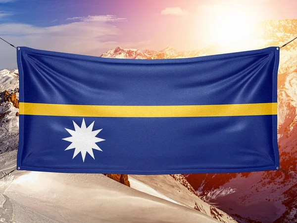 Nauru Národní Vlajkové Tkaniny Vlnění Krásném Horském Pozadí — Stock fotografie