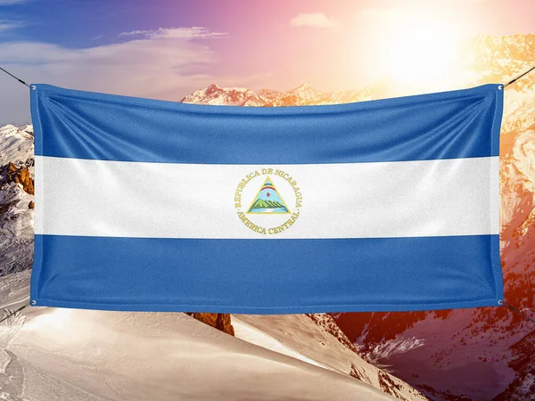 Nicaraguas Nationalflagge Stoff Weht Auf Schönen Berg Hintergrund — Stockfoto