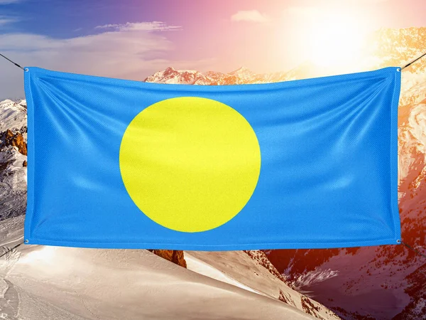 帕劳国旗布在美丽的山地背景下飘扬 — 图库照片