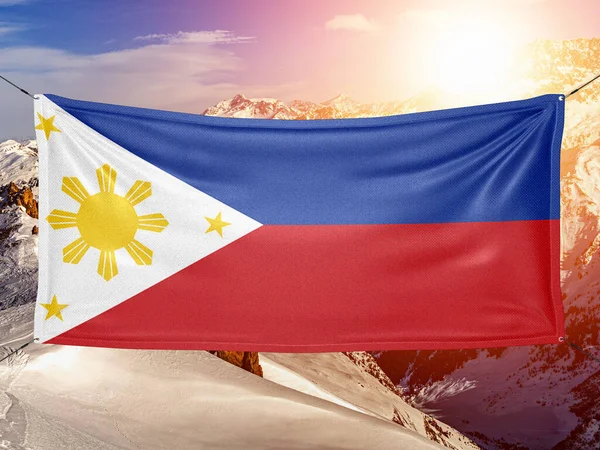 美しい山の背景に手を振るフィリピン国旗布 — ストック写真