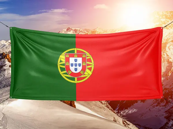 Portugalska Narodowa Tkanina Flagowa Machająca Pięknym Górskim Tle — Zdjęcie stockowe