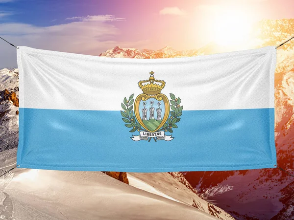 San Marino Národní Vlajka Tkaniny Vlnění Krásném Horském Pozadí — Stock fotografie