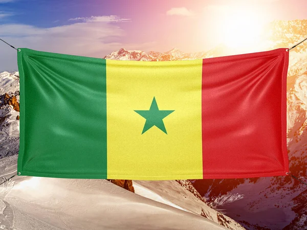 Senegals Nationalflagge Weht Auf Wunderschönem Berghintergrund — Stockfoto