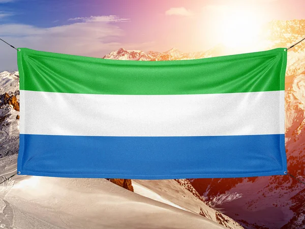 Sierra Leone Národní Vlajkové Tkaniny Vlnění Krásném Horském Pozadí — Stock fotografie