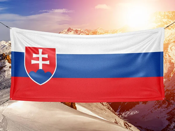 Ткань Национального Флага Словакии Размахивающая Красивом Горном Фоне — стоковое фото