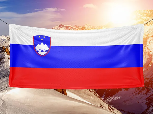 Slovenya ulusal bayrak kumaşı güzel dağ arka planında dalgalanıyor.