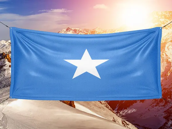 Somálsko Národní Vlajkové Tkaniny Vlnění Krásném Horském Pozadí — Stock fotografie