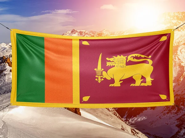 Sri Lanka Nationale Vlag Doek Zwaaiend Prachtige Berg Achtergrond — Stockfoto