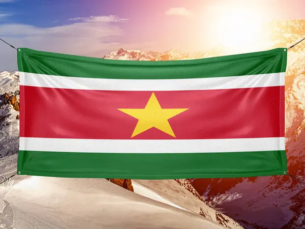 Суринамський Національний Прапор Тканина Махаючи Прекрасному Тлі Гори — стокове фото