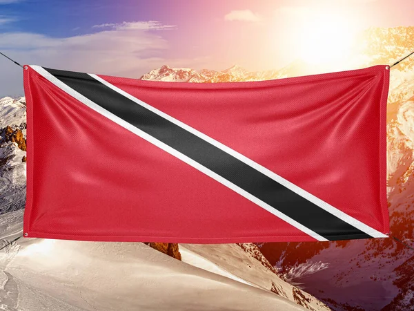 Тринидад Тобаго Ткани Национального Флага Размахивая Красивом Фоне Горы — стоковое фото
