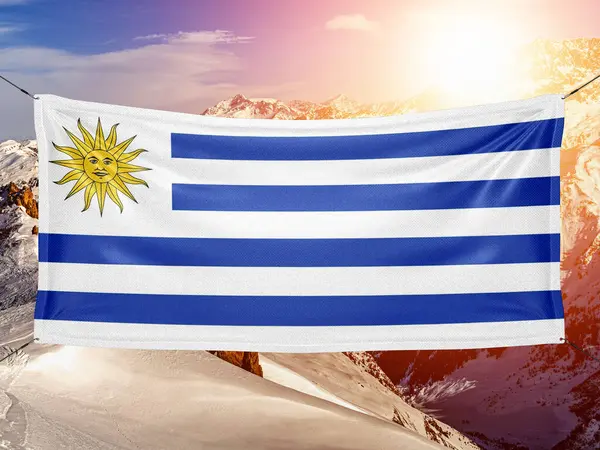 Uruguay Nationella Flagga Tyg Viftar Vackra Mountain Bakgrund — Stockfoto