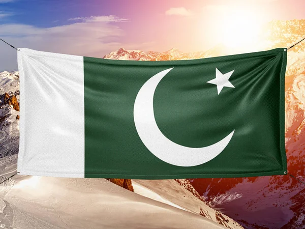 美しい山の背景に手を振るパキスタン国旗布生地 — ストック写真