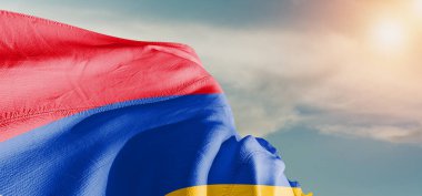 Ermenistan Ulusal Bayrak Kumaşı Güzel Gökyüzü Arkaplanı 'nda sallanıyor.