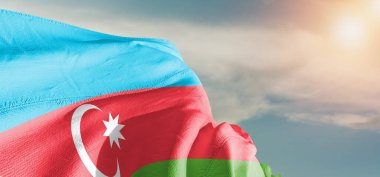 Azerbaycan Ulusal Bayrak Kumaşı Güzel Gökyüzü Arkaplanı 'nda sallanıyor.