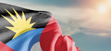 Antigua ve Barbuda Ulusal Bayrak Kumaşı Güzel Gökyüzü Arkaplanı 'nda sallanıyor.