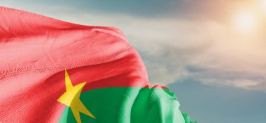 Burkina Faso Ulusal Bayrak Kumaşı Güzel bir arka planda sallanıyor.