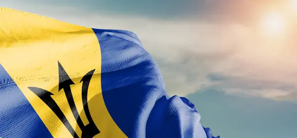 Barbados Národní Vlajkové Tkaniny Vlnění Krásném Sky Pozadí — Stock fotografie