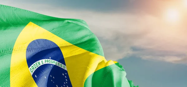 Ткань Ткани Национального Флага Бразилии Размахивающая Красивом Небе — стоковое фото