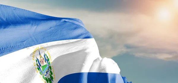 Сальвадор Національний Прапор Тканини Махаючи Красивому Небі Фон — стокове фото