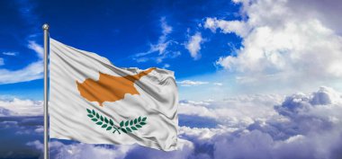 Kıbrıs ulusal bayrağı kumaşı güzel bir arka planda dalgalanıyor.