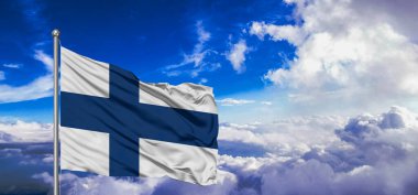 Finlandiya ulusal bayrak kumaşı güzel bulut arka planında sallanıyor.
