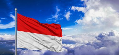 Endonezya ulusal bayrak kumaşı güzel bulut arka planında dalgalanıyor.