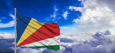 Seyşeller Ulusal Bayrak Kumaşı Güzel bir arka planda sallanıyor.