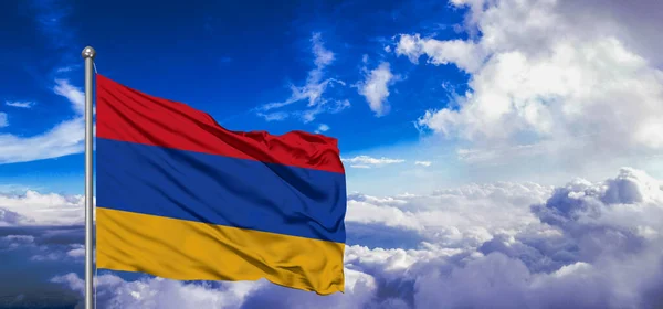 Ткань Национального Флага Армении Размахивающая Фоне Красивых Облаков — стоковое фото
