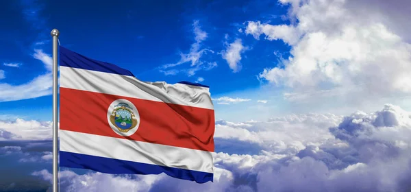 コスタリカ国旗布美しい空に手を振る生地背景 — ストック写真