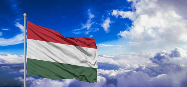 Ungheria Bandiera Nazionale Stoffa Tessuto Sventolando Bella Nuvola Sfondo — Foto Stock