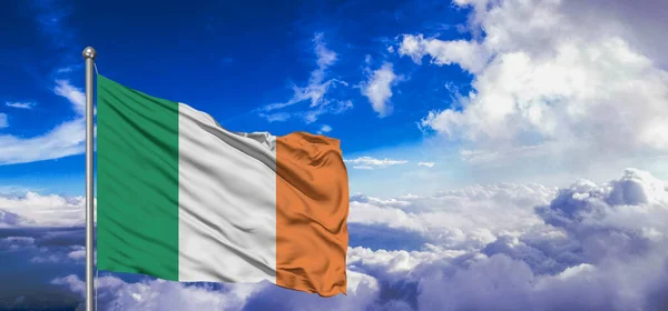 Irlanda Tecido Pano Bandeira Nacional Acenando Céu Bonito Fundo — Fotografia de Stock