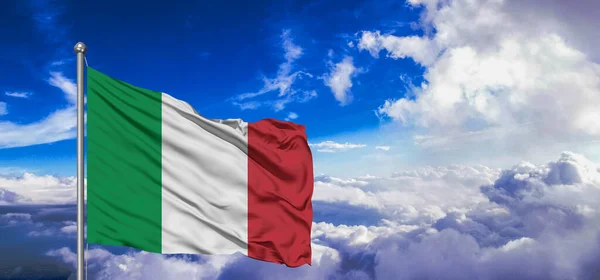 Ткань Национального Флага Италии Размахивая Красивом Небе — стоковое фото