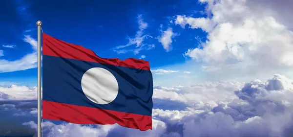 Laos Nationella Flagga Tyg Viftar Vacker Himmel Bakgrund — Stockfoto