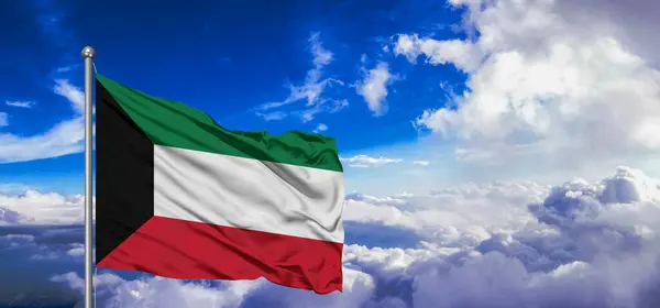 Ткань Государственного Флага Кувейта Размахивающая Красивом Небе — стоковое фото