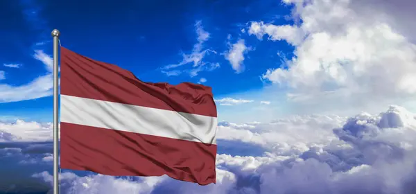 Letland Nationalflag Klud Stof Vinke Smuk Himmel Baggrund - Stock-foto