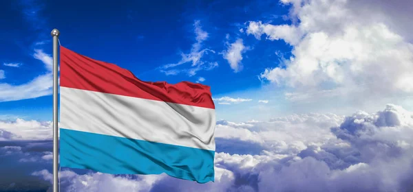 Люксембурзький Національний Прапор Тканина Махає Прекрасним Хмарним Тлом — стокове фото