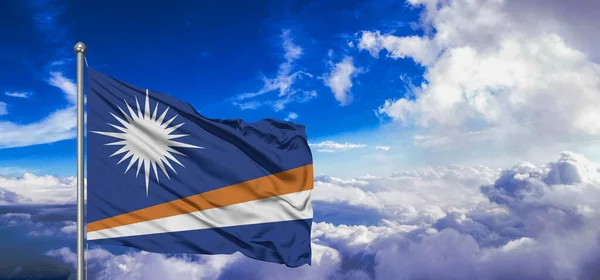 Marshall Eilanden Nationale Vlag Doek Zwaaiend Mooie Bewolkte Achtergrond — Stockfoto