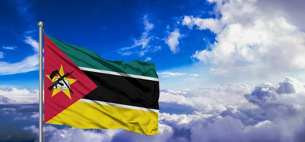 Mozambique Nationale Vlag Doek Zwaaiend Mooie Bewolkte Achtergrond — Stockfoto