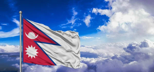 Ткань Национального Флага Непала Размахивающая Красивом Облачном Фоне — стоковое фото