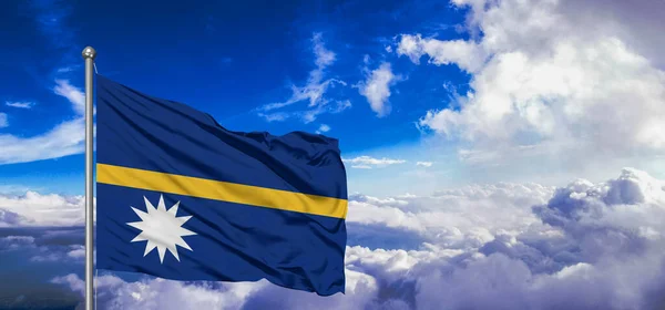 Nauru Nationale Vlag Doek Zwaaiend Mooie Bewolkte Achtergrond — Stockfoto