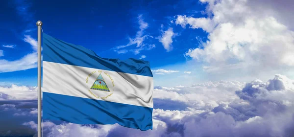 Nicaragua Tissu Drapeau National Agitant Sur Beau Fond Nuageux — Photo