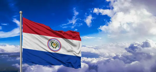 Парагвайський Національний Прапор Тканина Махаючи Красивим Тлом Хмарами — стокове фото